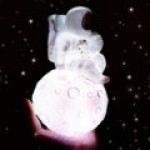 ay-uzerinde-oturan-astronot2