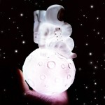 ay-uzerinde-oturan-astronot2