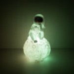 ay-uzerinde-oturan-astronot3