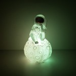 ay-uzerinde-oturan-astronot3