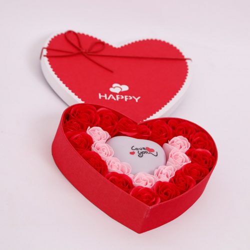 kirmizi-kalp-kutu-icerisinde-guller2