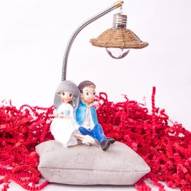 Yastık Üzerinde Oturan Sevgililer