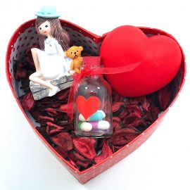 Oturan Kız Biblo Kalpli Kutu