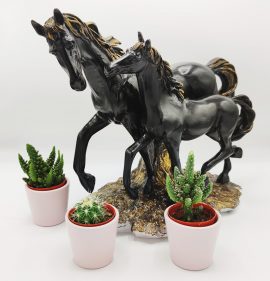 Anne ve Yavru At Heykeli