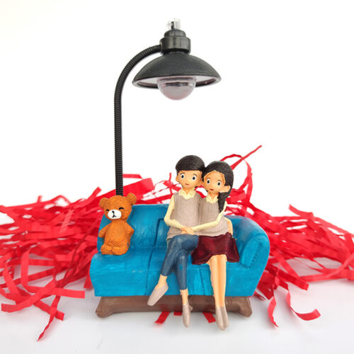 koltukta-oturan-cift-mavi