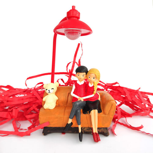 koltukta-oturan-cift-turuncu-koltuk