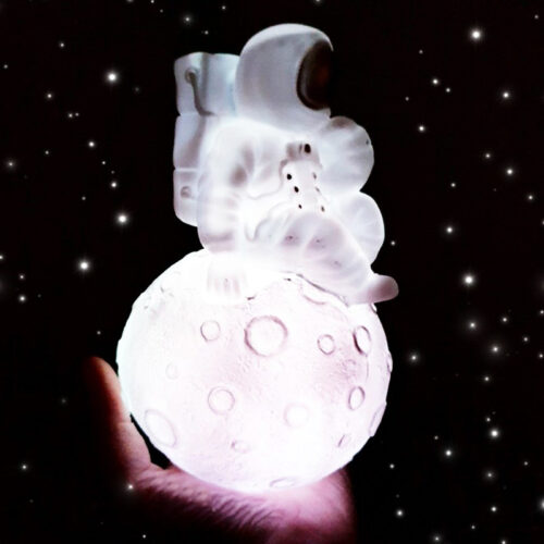 ay-uzerinde-oturan-astronot2