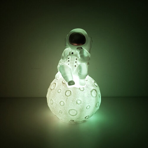 ay-uzerinde-oturan-astronot3