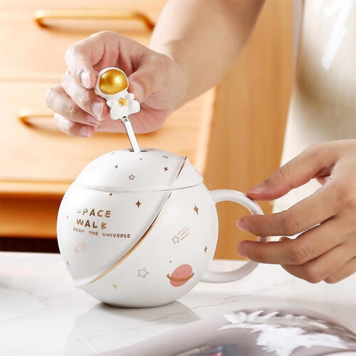 beyaz-kapakli-astronot-kupa2