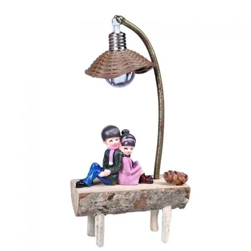 Bankta Oturan Sevgililer