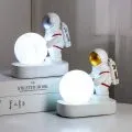 Astronot-Ay-isigi-gece-lambasi