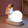 Astronot-Ay-isigi-gece-lambasi2