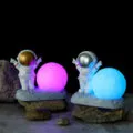astronot-gece-lambasi